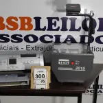 LOTE 300 - 01 RETROPROJETOR ANTIGO E 01 IMPRESSORA HP PHOTO SMART 7960.  (NO ESTADO) ATENÇÃO! FAZER A VISITAÇÃO ANTES DE ARREMATAR, NÃO SABEMOS SE FUNCIONA. LEILÃO NÃO TEM GARANTIA E NEM DEVOLUÇÃO, SUJEITO A POSSÍVEIS AVARIAS VISÍVEIS/OCULTAS E/OU AUSÊNCIA DE COMPONENTES.