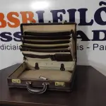LOTE 626 - 01 MALETA DE DOCUMENTO COM REVESTIMENTO DE COURO.  (NO ESTADO) ATENÇÃO! FAZER A VISITAÇÃO ANTES DE ARREMATAR, NÃO SABEMOS SE FUNCIONA, LEILÃO NÃO TEM GARANTIA E NEM DEVOLUÇÃO, SUJEITO A POSSÍVEIS AVARIAS VISÍVEIS/OCULTAS E/OU AUSÊNCIA DE COMPONENTES.