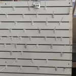 LOTE 538 -  01 PAINEL CANALETADO COM GANCHOS DE 1,38 X 1,44. (NO ESTADO) ATENÇÃO! FAZER A VISITAÇÃO ANTES DE ARREMATAR, NÃO SABEMOS SE FUNCIONA, LEILÃO NÃO TEM GARANTIA E NEM DEVOLUÇÃO, SUJEITO A POSSÍVEIS AVARIAS VISÍVEIS/OCULTAS E/OU AUSÊNCIA DE COMPONENTES.