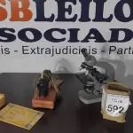 LOTE 592 - 01 MICROSCÓPIO, 01 MINI MÁQUINA DE COSTURA E 01 JOGO DE ALFABETO.  (NO ESTADO) ATENÇÃO! FAZER A VISITAÇÃO ANTES DE ARREMATAR, NÃO SABEMOS SE FUNCIONA, LEILÃO NÃO TEM GARANTIA E NEM DEVOLUÇÃO, SUJEITO A POSSÍVEIS AVARIAS VISÍVEIS/OCULTAS E/OU AUSÊNCIA DE COMPONENTES.