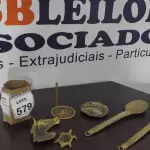 LOTE 579 - 01 CONCHA, 01 PEGADOR, 03 CINZEIROS E 01 TAMPA, TODOS MATERIAIS ANTIGOS DECORADOS.  (NO ESTADO) ATENÇÃO! FAZER A VISITAÇÃO ANTES DE ARREMATAR, NÃO SABEMOS SE FUNCIONA, LEILÃO NÃO TEM GARANTIA E NEM DEVOLUÇÃO, SUJEITO A POSSÍVEIS AVARIAS VISÍVEIS/OCULTAS E/OU AUSÊNCIA DE COMPONENTES.