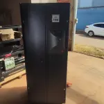 LOTE 100 - 01 NOBREAK POTÊNCIA 80KVA E 01 BANCO DE BATERIAS PARA 32 BATERIAS COM CABOS. (NO ESTADO) (OBS. O LOTE NÃO POSSUI BATERIAS) ATENÇÃO! FAZER A VISITAÇÃO ANTES DE ARREMATAR, NÃO SABEMOS SE FUNCIONA, LEILÃO NÃO TEM GARANTIA E NEM DEVOLUÇÃO, SUJEITO A POSSÍVEIS AVARIAS VISÍVEIS/OCULTAS E/OU AUSÊNCIA DE COMPONENTES.