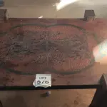 LOTE 576 - 01 MESA DE CENTRO DE MADEIRA COM DECORAÇÃO ENTALHADA.  (NO ESTADO) ATENÇÃO! FAZER A VISITAÇÃO ANTES DE ARREMATAR, NÃO SABEMOS SE FUNCIONA, LEILÃO NÃO TEM GARANTIA E NEM DEVOLUÇÃO, SUJEITO A POSSÍVEIS AVARIAS VISÍVEIS/OCULTAS E/OU AUSÊNCIA DE COMPONENTES.