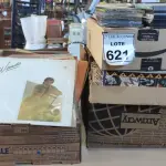 LOTE 621 - 01 LOTE COM GRANDE QUANTIDADE DE DISCOS DE VINIL, CD E DVD.  (NO ESTADO) ATENÇÃO! FAZER A VISITAÇÃO ANTES DE ARREMATAR, NÃO SABEMOS SE FUNCIONA, LEILÃO NÃO TEM GARANTIA E NEM DEVOLUÇÃO, SUJEITO A POSSÍVEIS AVARIAS VISÍVEIS/OCULTAS E/OU AUSÊNCIA DE COMPONENTES.