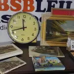 LOTE 594 - 01 LOTE COM QUADROS DE TAMANHOS DIVERSOS 01 RELÓGIO DE PAREDE.  (NO ESTADO) ATENÇÃO! FAZER A VISITAÇÃO ANTES DE ARREMATAR, NÃO SABEMOS SE FUNCIONA, LEILÃO NÃO TEM GARANTIA E NEM DEVOLUÇÃO, SUJEITO A POSSÍVEIS AVARIAS VISÍVEIS/OCULTAS E/OU AUSÊNCIA DE COMPONENTES.