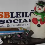LOTE 601 - 01 REPLICA DE CARROCEIRA DE CAMINHÃO, 01 PAR DE PATINS E 01 ENFEITE DE NATAL COM LUMINOSO.   (NO ESTADO) ATENÇÃO! FAZER A VISITAÇÃO ANTES DE ARREMATAR, NÃO SABEMOS SE FUNCIONA, LEILÃO NÃO TEM GARANTIA E NEM DEVOLUÇÃO, SUJEITO A POSSÍVEIS AVARIAS VISÍVEIS/OCULTAS E/OU AUSÊNCIA DE COMPONENTES.