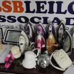 LOTE 050 - 10 FERROS DE PASSAR DE MARCAS E MODELOS DIVERSOS, 04 CHUVEIROS MODELOS DIVERSOS, 04 LUMINÁRIAS E 02 REFLETORES. (NO ESTADO) ATENÇÃO! FAZER A VISITAÇÃO ANTES DE ARREMATAR, NÃO SABEMOS SE FUNCIONA, LEILÃO NÃO TEM GARANTIA E NEM DEVOLUÇÃO, SUJEITO A POSSÍVEIS AVARIAS VISÍVEIS/OCULTAS E/OU AUSÊNCIA DE COMPONENTES.