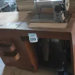 LOTE 599 - 01 MÁQUINA DE COSTURA ANTIGA MARCA SINGER.  (NO ESTADO) ATENÇÃO! FAZER A VISITAÇÃO ANTES DE ARREMATAR, NÃO SABEMOS SE FUNCIONA, LEILÃO NÃO TEM GARANTIA E NEM DEVOLUÇÃO, SUJEITO A POSSÍVEIS AVARIAS VISÍVEIS/OCULTAS E/OU AUSÊNCIA DE COMPONENTES.