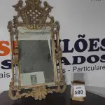 LOTE 589 - 01 ESPELHO EMOLDURADO COM LUMINÁRIAS.  (NO ESTADO) ATENÇÃO! FAZER A VISITAÇÃO ANTES DE ARREMATAR, NÃO SABEMOS SE FUNCIONA, LEILÃO NÃO TEM GARANTIA E NEM DEVOLUÇÃO, SUJEITO A POSSÍVEIS AVARIAS VISÍVEIS/OCULTAS E/OU AUSÊNCIA DE COMPONENTES.