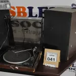 LOTE 041 - 01 TOCA VINIL COM 02 CAIXAS DE SOM E 01 AMPLIFICADOR MARCA GRADIENTE. (NO ESTADO) ATENÇÃO! FAZER A VISITAÇÃO ANTES DE ARREMATAR, NÃO SABEMOS SE FUNCIONA, LEILÃO NÃO TEM GARANTIA E NEM DEVOLUÇÃO, SUJEITO A POSSÍVEIS AVARIAS VISÍVEIS/OCULTAS E/OU AUSÊNCIA DE COMPONENTES.