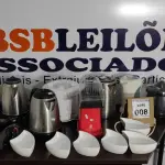LOTE 008 - 03 CHALEIRAS, 01 PANELA ELÉTRICA, 01 PIPOQUEIRA, 02 MIXERS, 06 TIGELAS DE LOUÇA E ELETRODOMÉSTICOS DIVERSOS. (NO ESTADO) ATENÇÃO! FAZER A VISITAÇÃO ANTES DE ARREMATAR, NÃO SABEMOS SE FUNCIONA, LEILÃO NÃO TEM GARANTIA E NEM DEVOLUÇÃO, SUJEITO A POSSÍVEIS AVARIAS VISÍVEIS/OCULTAS E/OU AUSÊNCIA DE COMPONENTES.