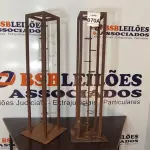 LOTE 070 - 02 SUPORTES DE FERRO PARA CASTIÇAL. (NO ESTADO) ATENÇÃO! FAZER A VISITAÇÃO ANTES DE ARREMATAR, NÃO SABEMOS SE FUNCIONA, LEILÃO NÃO TEM GARANTIA E NEM DEVOLUÇÃO, SUJEITO A POSSÍVEIS AVARIAS VISÍVEIS/OCULTAS E/OU AUSÊNCIA DE COMPONENTES.
