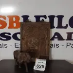 LOTE 625 - 01 QUADRO ENTALHADO E 01 LEÃO DE MADEIRA.  (NO ESTADO) ATENÇÃO! FAZER A VISITAÇÃO ANTES DE ARREMATAR, NÃO SABEMOS SE FUNCIONA, LEILÃO NÃO TEM GARANTIA E NEM DEVOLUÇÃO, SUJEITO A POSSÍVEIS AVARIAS VISÍVEIS/OCULTAS E/OU AUSÊNCIA DE COMPONENTES.