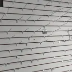 LOTE 569 - 01 PAINEL CANALETADO COM GANCHOS DE 1,72 X 2,75. (NO ESTADO) ATENÇÃO! FAZER A VISITAÇÃO ANTES DE ARREMATAR, NÃO SABEMOS SE FUNCIONA, LEILÃO NÃO TEM GARANTIA E NEM DEVOLUÇÃO, SUJEITO A POSSÍVEIS AVARIAS VISÍVEIS/OCULTAS E/OU AUSÊNCIA DE COMPONENTES.