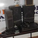 LOTE 585 - 01 TOCA FITA, 04 CAIXAS DE SOM DIVERSAS, 01 IHOME, 01 RÁDIO TRANSMISSOR E GRANDE QUANTIDADE DE CONTROLES REMOTO.  (NO ESTADO) ATENÇÃO! FAZER A VISITAÇÃO ANTES DE ARREMATAR, NÃO SABEMOS SE FUNCIONA, LEILÃO NÃO TEM GARANTIA E NEM DEVOLUÇÃO, SUJEITO A POSSÍVEIS AVARIAS VISÍVEIS/OCULTAS E/OU AUSÊNCIA DE COMPONENTES.
