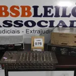 LOTE 076 - 01 MESA DE SOM, 02 TOCA FITAS E 01 RECEPTOR ESTÉREO MARCA AKAI. (NO ESTADO) ATENÇÃO! FAZER A VISITAÇÃO ANTES DE ARREMATAR, NÃO SABEMOS SE FUNCIONA, LEILÃO NÃO TEM GARANTIA E NEM DEVOLUÇÃO, SUJEITO A POSSÍVEIS AVARIAS VISÍVEIS/OCULTAS E/OU AUSÊNCIA DE COMPONENTES.