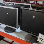 LOTE 072 - 13 MONITORES LCD DE MARCAS E MODELOS DIVERSOS. (NO ESTADO) ATENÇÃO! FAZER A VISITAÇÃO ANTES DE ARREMATAR, NÃO SABEMOS SE FUNCIONA, LEILÃO NÃO TEM GARANTIA E NEM DEVOLUÇÃO, SUJEITO A POSSÍVEIS AVARIAS VISÍVEIS/OCULTAS E/OU AUSÊNCIA DE COMPONENTES.