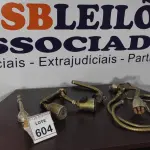 04 DUCHAS DE METAL E 01 DUCHA DE MÃO.  (NO ESTADO) ATENÇÃO! FAZER A VISITAÇÃO ANTES DE ARREMATAR, NÃO SABEMOS SE FUNCIONA, LEILÃO NÃO TEM GARANTIA E NEM DEVOLUÇÃO, SUJEITO A POSSÍVEIS AVARIAS VISÍVEIS/OCULTAS E/OU AUSÊNCIA DE COMPONENTES.