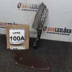 LOTE 100 - CUTELO  IMPORTADA AÇO INOXIDÁVEL CABO EM MADEIRA  FULL TANG BAINHA DE NAPA  TAMANHO TOTAL 30CM PESO 318G JÁ . (NO ESTADO) ATENÇÃO! FAZER A VISITAÇÃO ANTES DE ARREMATAR, NÃO SABEMOS SE FUNCIONA, LEILÃO NÃO TEM GARANTIA E NEM DEVOLUÇÃO, SUJEITO A POSSÍVEIS AVARIAS VISÍVEIS/OCULTAS E/OU AUSÊNCIA DE COMPONENTES.