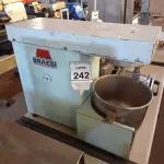 LOTE 242 - 01 BATEDEIRA INDUSTRIAL BRAESI INCOMPLETA. (NO ESTADO) ATENÇÃO! FAZER A VISITAÇÃO ANTES DE ARREMATAR, NÃO SABEMOS SE FUNCIONA, LEILÃO NÃO TEM GARANTIA E NEM DEVOLUÇÃO, SUJEITO A POSSÍVEIS AVARIAS VISÍVEIS/OCULTAS E/OU AUSÊNCIA DE COMPONENTES.