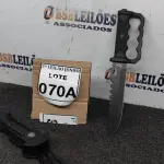 LOTE 070 - FACA IMPORTADA AÇO INOXIDÁVEL CABO  SOCO INGLÊS EM POLÍMERO    BAINHA EM POLÍMERO COM AMOLADOR E PEDERNEIRA  TAMANHO TOTAL 31CM PESO 244G JÁ AFIADA. (NO ESTADO) ATENÇÃO! FAZER A VISITAÇÃO ANTES DE ARREMATAR, NÃO SABEMOS SE FUNCIONA, LEILÃO NÃO TEM GARANTIA E NEM DEVOLUÇÃO, SUJEITO A POSSÍVEIS AVARIAS VISÍVEIS/OCULTAS E/OU AUSÊNCIA DE COMPONENTES.  