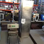 LOTE 241 - 01 PRENSA TÊRMICA E 01 SUCATA DE BEBEDOURO INOX. (NO ESTADO) ATENÇÃO! FAZER A VISITAÇÃO ANTES DE ARREMATAR, NÃO SABEMOS SE FUNCIONA, LEILÃO NÃO TEM GARANTIA E NEM DEVOLUÇÃO, SUJEITO A POSSÍVEIS AVARIAS VISÍVEIS/OCULTAS E/OU AUSÊNCIA DE COMPONENTES.