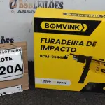 LOTE 220 - FURADEIRA DE IMPACTO 220V 500W ACESSÓRIOS RÉGUA DE POSICIONAMENTO CHAVE E ALÇA. (NO ESTADO) ATENÇÃO! FAZER A VISITAÇÃO ANTES DE ARREMATAR, NÃO SABEMOS SE FUNCIONA, LEILÃO NÃO TEM GARANTIA E NEM DEVOLUÇÃO, SUJEITO A POSSÍVEIS AVARIAS VISÍVEIS/OCULTAS E/OU AUSÊNCIA DE COMPONENTES. 