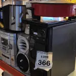 LOTE 366 - 01 CPU, 01 NOTEBOOK, 01 SOM COM 02 CAIXAS 01 PANELA ELÉTRICA, 01 CAFETEIRA E 01 JUICE WALITA (NO ESTADO) ATENÇÃO! FAZER A VISITAÇÃO ANTES DE ARREMATAR, NÃO SABEMOS SE FUNCIONA, LEILÃO NÃO TEM GARANTIA E NEM DEVOLUÇÃO, SUJEITO A POSSÍVEIS AVARIAS VISÍVEIS/OCULTAS E/OU AUSÊNCIA DE COMPONENTES.