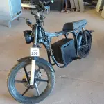 LOTE 250 - 01 MOTO ELÉTRICA CONSTRUIDA (SUCATA). (MOTO SEM DOCUMENTO)(OFFROAD) (NO ESTADO) ATENÇÃO! FAZER A VISITAÇÃO ANTES DE ARREMATAR, NÃO SABEMOS SE FUNCIONA, LEILÃO NÃO TEM GARANTIA E NEM DEVOLUÇÃO, SUJEITO A POSSÍVEIS AVARIAS VISÍVEIS/OCULTAS E/OU AUSÊNCIA DE COMPONENTES.