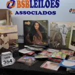 LOTE 354 - 01 LOTE COM GRANDE QUANTIDADE DE CD E DISCO DE VINIL. (NO ESTADO) ATENÇÃO! FAZER A VISITAÇÃO ANTES DE ARREMATAR, NÃO SABEMOS SE FUNCIONA, LEILÃO NÃO TEM GARANTIA E NEM DEVOLUÇÃO, SUJEITO A POSSÍVEIS AVARIAS VISÍVEIS/OCULTAS E/OU AUSÊNCIA DE COMPONENTES.
