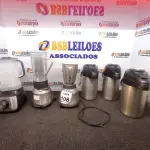 LOTE 108 - 03 LIQUIDIFICADORES E 03 GARRAFAS TÉRMICAS DE INOX. (NO ESTADO) ATENÇÃO! FAZER A VISITAÇÃO ANTES DE ARREMATAR, NÃO SABEMOS SE FUNCIONA, LEILÃO NÃO TEM GARANTIA E NEM DEVOLUÇÃO, SUJEITO A POSSÍVEIS AVARIAS VISÍVEIS/OCULTAS E/OU AUSÊNCIA DE COMPONENTES.