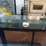 LOTE 268 - 01 EXPOSITOR DE VIDRO COM DIVISÃO. (NO ESTADO) ATENÇÃO! FAZER A VISITAÇÃO ANTES DE ARREMATAR, NÃO SABEMOS SE FUNCIONA, LEILÃO NÃO TEM GARANTIA E NEM DEVOLUÇÃO, SUJEITO A POSSÍVEIS AVARIAS VISÍVEIS/OCULTAS E/OU AUSÊNCIA DE COMPONENTES.