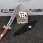LOTE 120 - FACÃO  IMPORTADA AÇO INOXIDÁVEL CABO EM MADEIRA  FULL TANG BAINHA DE NYLON TAMANHO TOTAL 50CM PESO 526G JÁ AFIADA. (NO ESTADO) ATENÇÃO! FAZER A VISITAÇÃO ANTES DE ARREMATAR, NÃO SABEMOS SE FUNCIONA, LEILÃO NÃO TEM GARANTIA E NEM DEVOLUÇÃO, SUJEITO A POSSÍVEIS AVARIAS VISÍVEIS/OCULTAS E/OU AUSÊNCIA DE COMPONENTES.  