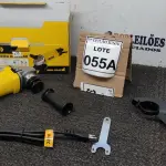 LOTE 055 - ESMERILHADEIRA ANGULAR 220V 710W  ACESSÓRIOS 1CHAVE 1PROTETOR 1MANOPLA. (NO ESTADO) ATENÇÃO! FAZER A VISITAÇÃO ANTES DE ARREMATAR, NÃO SABEMOS SE FUNCIONA, LEILÃO NÃO TEM GARANTIA E NEM DEVOLUÇÃO, SUJEITO A POSSÍVEIS AVARIAS VISÍVEIS/OCULTAS E/OU AUSÊNCIA DE COMPONENTES. 