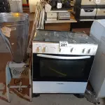LOTE 281 - 01 LIQUIDIFICADOR INDUSTRIAL E 01 FOGÃO 5 BOCAS MARCA ESMALTEC. (NO ESTADO) ATENÇÃO! FAZER A VISITAÇÃO ANTES DE ARREMATAR, NÃO SABEMOS SE FUNCIONA. LEILÃO NÃO TEM GARANTIA E NEM DEVOLUÇÃO, SUJEITO A POSSÍVEIS AVARIAS VISÍVEIS/OCULTAS E/OU AUSÊNCIA DE COMPONENTES.