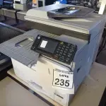 LOTE 235 - 01 IMPRESSORA MULTIFUNCIONAL MODELO MPC305SPF MARCA RICOH. (NO ESTADO) ATENÇÃO! FAZER A VISITAÇÃO ANTES DE ARREMATAR, NÃO SABEMOS SE FUNCIONA, LEILÃO NÃO TEM GARANTIA E NEM DEVOLUÇÃO, SUJEITO A POSSÍVEIS AVARIAS VISÍVEIS/OCULTAS E/OU AUSÊNCIA DE COMPONENTES.