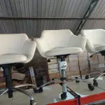 LOTE 295 - 04 POLTRONAS GIRATÓRIAS COM RODINHAS BASE CROMADA NA COR BRANCA. (NO ESTADO) ATENÇÃO! FAZER A VISITAÇÃO ANTES DE ARREMATAR, NÃO SABEMOS SE FUNCIONA, LEILÃO NÃO TEM GARANTIA E NEM DEVOLUÇÃO, SUJEITO A POSSÍVEIS AVARIAS VISÍVEIS/OCULTAS E/OU AUSÊNCIA DE COMPONENTES.