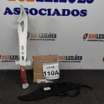 LOTE 110 - FACÃO  IMPORTADA AÇO INOXIDÁVEL CABO EM MADEIRA  FULL TANG BAINHA DE NYLON TAMANHO TOTAL 50CM PESO 526G JÁ AFIADA. (NO ESTADO) ATENÇÃO! FAZER A VISITAÇÃO ANTES DE ARREMATAR, NÃO SABEMOS SE FUNCIONA, LEILÃO NÃO TEM GARANTIA E NEM DEVOLUÇÃO, SUJEITO A POSSÍVEIS AVARIAS VISÍVEIS/OCULTAS E/OU AUSÊNCIA DE COMPONENTES. 
