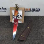 LOTE 030 - FACA ARTESANAL  AÇO INOX CABO HIBRIDO  MADEIRA E RESINA  BAINHA DE COURO LEGITIMO TAMANHO TOTAL 35,5CM 9 POLEGADAS PESO 236G JÁ AFIADA. (NO ESTADO) ATENÇÃO! FAZER A VISITAÇÃO ANTES DE ARREMATAR, NÃO SABEMOS SE FUNCIONA, LEILÃO NÃO TEM GARANTIA E NEM DEVOLUÇÃO, SUJEITO A POSSÍVEIS AVARIAS VISÍVEIS/OCULTAS E/OU AUSÊNCIA DE COMPONENTES.  