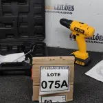 LOTE 075 - PARAFUSADEIRA 48V A BATERIAS E ADAPTADOR CORTADOR DE CHAPA COM MALETA. (NO ESTADO) ATENÇÃO! FAZER A VISITAÇÃO ANTES DE ARREMATAR, NÃO SABEMOS SE FUNCIONA, LEILÃO NÃO TEM GARANTIA E NEM DEVOLUÇÃO, SUJEITO A POSSÍVEIS AVARIAS VISÍVEIS/OCULTAS E/OU AUSÊNCIA DE COMPONENTES. 