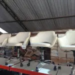 LOTE 295 - 04 POLTRONAS GIRATÓRIAS COM RODINHAS BASE CROMADA NA COR BRANCA. (NO ESTADO) ATENÇÃO! FAZER A VISITAÇÃO ANTES DE ARREMATAR, NÃO SABEMOS SE FUNCIONA, LEILÃO NÃO TEM GARANTIA E NEM DEVOLUÇÃO, SUJEITO A POSSÍVEIS AVARIAS VISÍVEIS/OCULTAS E/OU AUSÊNCIA DE COMPONENTES.