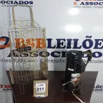 LOTE 211 - 01 COMPRESSOR PARA AR CONDICIONADO E 01 CARRINHO DE FEIRA. (NO ESTADO) ATENÇÃO! FAZER A VISITAÇÃO ANTES DE ARREMATAR, NÃO SABEMOS SE FUNCIONA, LEILÃO NÃO TEM GARANTIA E NEM DEVOLUÇÃO, SUJEITO A POSSÍVEIS AVARIAS VISÍVEIS/OCULTAS E/OU AUSÊNCIA DE COMPONENTES.