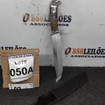 LOTE 050 - FACA IMPORTADA AÇO INOXIDÁVEL CABO EM MADEIRA COM  POMO CABEÇA DE ONÇA FULL TANG BAINHA DE NYLON TAMANHO TOTAL 34CM PESO 342G JÁ AFIADA. (NO ESTADO) ATENÇÃO! FAZER A VISITAÇÃO ANTES DE ARREMATAR, NÃO SABEMOS SE FUNCIONA, LEILÃO NÃO TEM GARANTIA E NEM DEVOLUÇÃO, SUJEITO A POSSÍVEIS AVARIAS VISÍVEIS/OCULTAS E/OU AUSÊNCIA DE COMPONENTES. 
