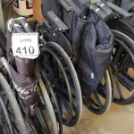 LOTE 410 - 03 CADEIRAS DE RODAS. (NO ESTADO) ATENÇÃO! FAZER A VISITAÇÃO ANTES DE ARREMATAR, NÃO SABEMOS SE FUNCIONA, LEILÃO NÃO TEM GARANTIA E NEM DEVOLUÇÃO, SUJEITO A POSSÍVEIS AVARIAS VISÍVEIS/OCULTAS E/OU AUSÊNCIA DE COMPONENTES.