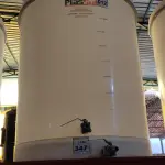 LOTE 347 - 01 FERMENTADORA DE 1.000 LITROS PP PLASUL COM TORNEIRA DE INOX. (NO ESTADO) ATENÇÃO! FAZER A VISITAÇÃO ANTES DE ARREMATAR, NÃO SABEMOS SE FUNCIONA. LEILÃO NÃO TEM GARANTIA E NEM DEVOLUÇÃO, SUJEITO A POSSÍVEIS AVARIAS VISÍVEIS/OCULTAS E/OU AUSÊNCIA DE COMPONENTES.