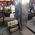 LOTE 241 - 01 PRENSA TÊRMICA E 01 SUCATA DE BEBEDOURO INOX. (NO ESTADO) ATENÇÃO! FAZER A VISITAÇÃO ANTES DE ARREMATAR, NÃO SABEMOS SE FUNCIONA, LEILÃO NÃO TEM GARANTIA E NEM DEVOLUÇÃO, SUJEITO A POSSÍVEIS AVARIAS VISÍVEIS/OCULTAS E/OU AUSÊNCIA DE COMPONENTES.