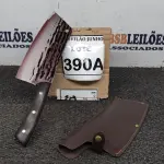 LOTE 390 - CUTELO  IMPORTADA AÇO INOXIDÁVEL CABO EM MADEIRA  FULL TANG BAINHA DE NAPA  TAMANHO TOTAL 30CM PESO 318G JÁ AFIADA. (NO ESTADO) ATENÇÃO! FAZER A VISITAÇÃO ANTES DE ARREMATAR, NÃO SABEMOS SE FUNCIONA, LEILÃO NÃO TEM GARANTIA E NEM DEVOLUÇÃO, SUJEITO A POSSÍVEIS AVARIAS VISÍVEIS/OCULTAS E/OU AUSÊNCIA DE COMPONENTES. 