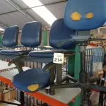 LOTE 214 - 01 LONGARINA DE 03 LUGARES E 01 CADEIRA ALTA PARA CAIXA. (NO ESTADO) ATENÇÃO! FAZER A VISITAÇÃO ANTES DE ARREMATAR, NÃO SABEMOS SE FUNCIONA, LEILÃO NÃO TEM GARANTIA E NEM DEVOLUÇÃO, SUJEITO A POSSÍVEIS AVARIAS VISÍVEIS/OCULTAS E/OU AUSÊNCIA DE COMPONENTES.