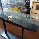 LOTE 268 - 01 EXPOSITOR DE VIDRO COM DIVISÃO. (NO ESTADO) ATENÇÃO! FAZER A VISITAÇÃO ANTES DE ARREMATAR, NÃO SABEMOS SE FUNCIONA, LEILÃO NÃO TEM GARANTIA E NEM DEVOLUÇÃO, SUJEITO A POSSÍVEIS AVARIAS VISÍVEIS/OCULTAS E/OU AUSÊNCIA DE COMPONENTES.