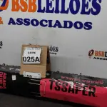 LOTE 025 - ARARA DUPLA MONTÁVEL  AÇO INOX SUPORTA 30KL 4 PÉS COM RODINHAS  POSSUI TRAVAS  TAMANHO A1.60CM L 0,94CM. (NO ESTADO) ATENÇÃO! FAZER A VISITAÇÃO ANTES DE ARREMATAR, NÃO SABEMOS SE FUNCIONA, LEILÃO NÃO TEM GARANTIA E NEM DEVOLUÇÃO, SUJEITO A POSSÍVEIS AVARIAS VISÍVEIS/OCULTAS E/OU AUSÊNCIA DE COMPONENTES. 